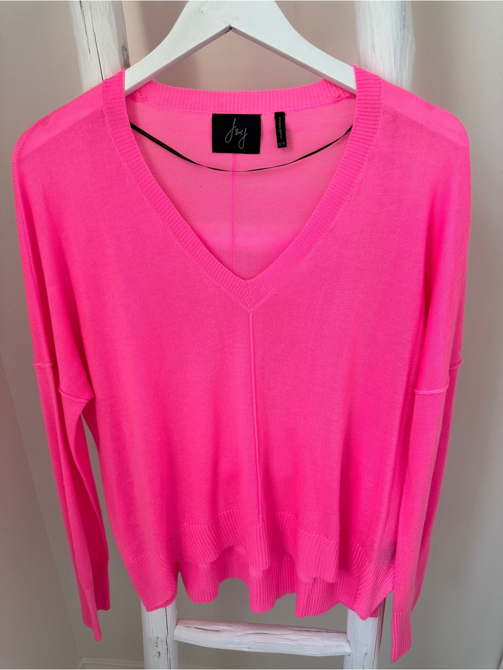 J & J Dropped Shoulder Neon Pink V-Lightweight V-Neck Sweater Size Medium